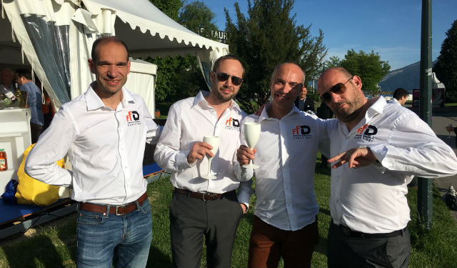 Cédric Bressand (kanx.ch), Sébastien Bergin (brainyhouse.com), Antoine Casanova (activ-home.ch), Gilles Santerre (agiclic.com) et Frédérique Finiti-Broisin (inffiniti.fr), qui prend la photo au Salon de l’immobilier d’Annecy